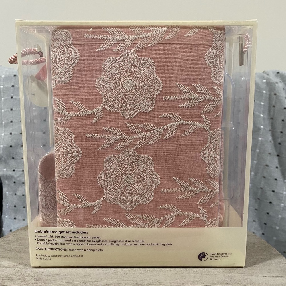 NEW Embroidered Gift Set - Picture 3 of 15